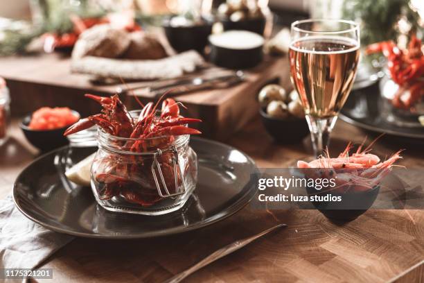 traditioneel zweeds klaar om te eten rivierkreeft diner - crawfish stockfoto's en -beelden