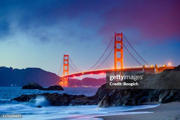 wahrzeichen golden gate bridge in san francisco bei dämmerung - golden gate bridge night stock-fotos und bilder