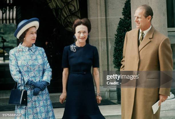 Queen Elizabeth II and her husband Duke of Edinburgh meet Wallis Simpson , Duchess of Windsor, during their state visit in Paris, May 1972.