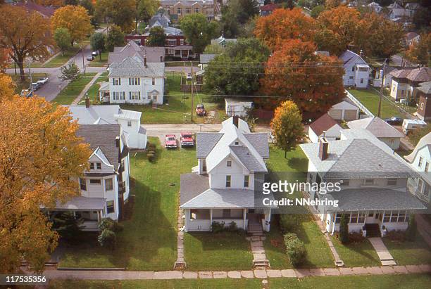 houses in small town iowa 1985, retro - midwest usa stockfoto's en -beelden