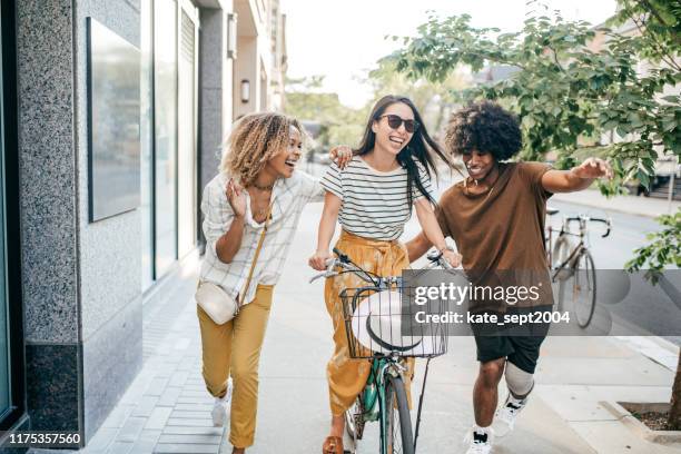 fiets en vrienden - bicycle and couple stockfoto's en -beelden