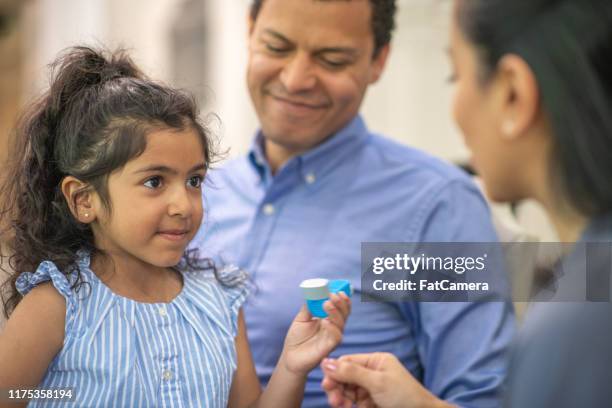 padre lleva a hija con asma para ver al médico - asmático fotografías e imágenes de stock