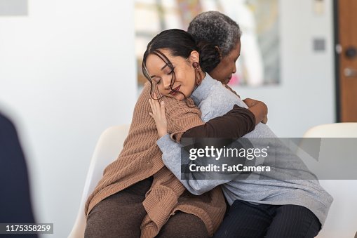支援性女性在參加集體治療時擁抱 支援性女性在參加集體治療時擁抱