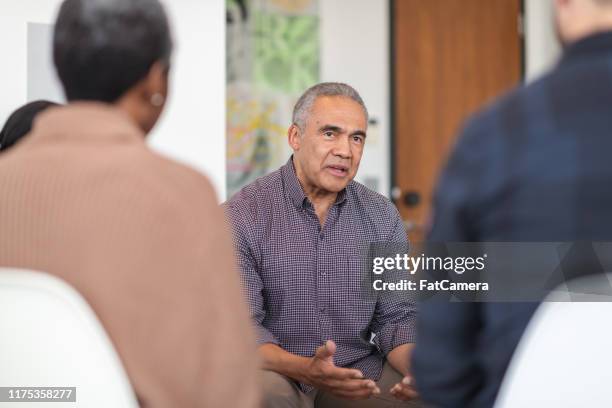 psycholoog adviseert patiënten in groepstherapie sessie - drug rehab stockfoto's en -beelden