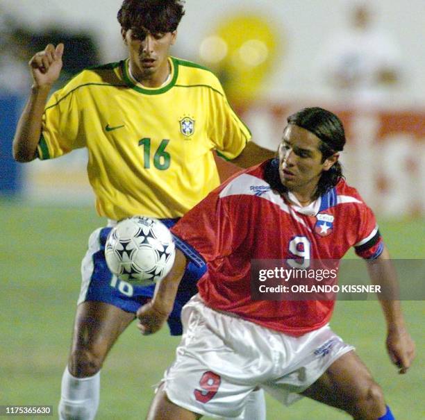 Athirson of Brazil fights for the ball with Hector Tapia of Chile 04 February, 2000 in Londrina Brazil. Brazil won over Chile. Athirson , del...