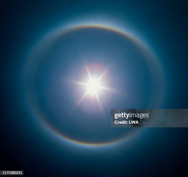 solar corona - halo fotografías e imágenes de stock