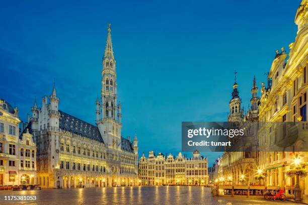 plaza grand place en bruselas, bélgica - bruselas fotografías e imágenes de stock