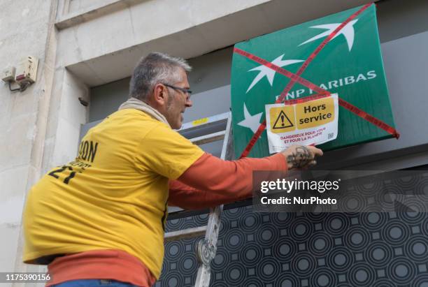 On Saturday, October 12 the activists of Attac, Friends of the Earth and COP21 - Non Violent Action, led an action in front of the BNP Paribas bank...