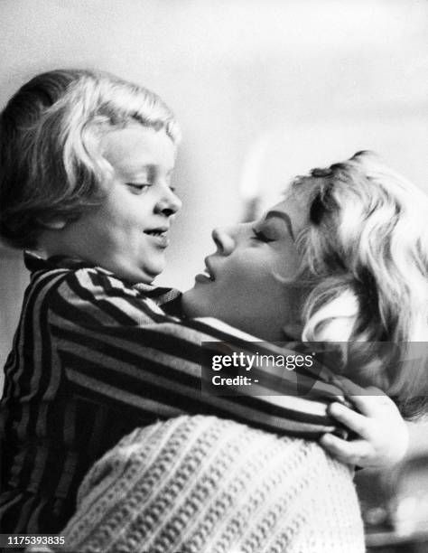 Picture taken on February 19, 1959 at Malmö showing Swedish actress Anita Ekberg with her niece Eva.