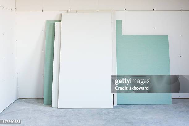 sheetrock - gips bouwmateriaal stockfoto's en -beelden