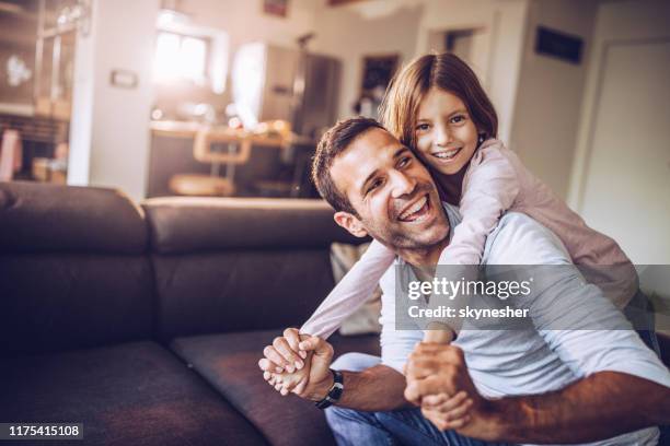 快樂的單身父親在家裡和他的女兒玩得很開心。 - father daughter 個照片及圖片檔