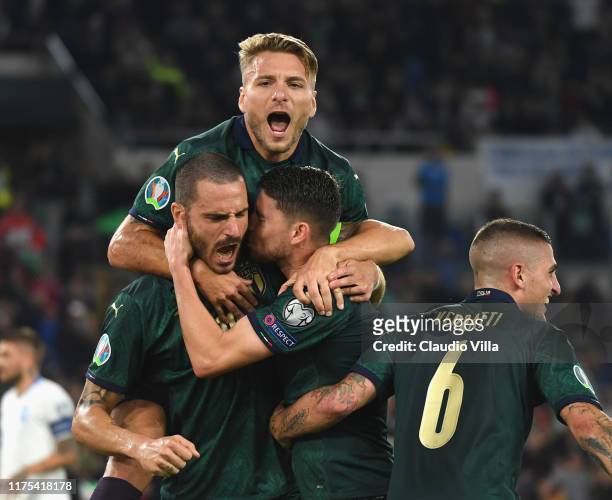 Jorginho of Italy celebrates with team-mates after scoring the opening goal during the UEFA Euro 2020 qualifier between Italy and Greece on October...