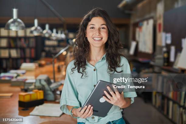 retrato de joven trabajador creativo mirando a la cámara. - diseñador gráfico fotografías e imágenes de stock