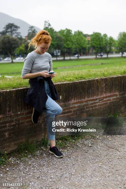redhead using cell phone - ricky kresslein stock-fotos und bilder