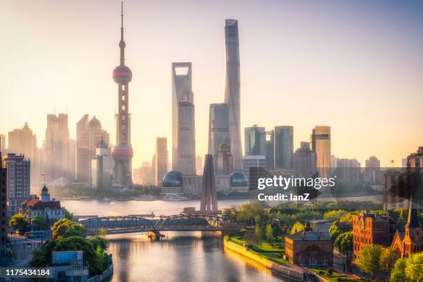 shanghai morning - bund stockfoto's en -beelden