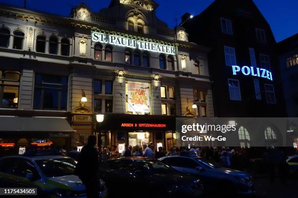 st. pauli theater in hamburg - hamburg police stock-fotos und bilder