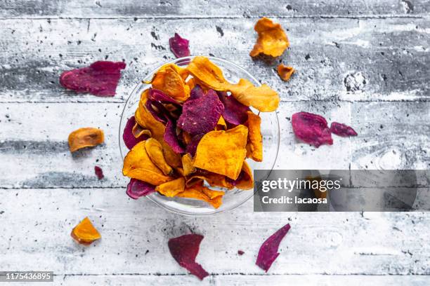 roasted vegetable chips in a bowl - snacks stock-fotos und bilder