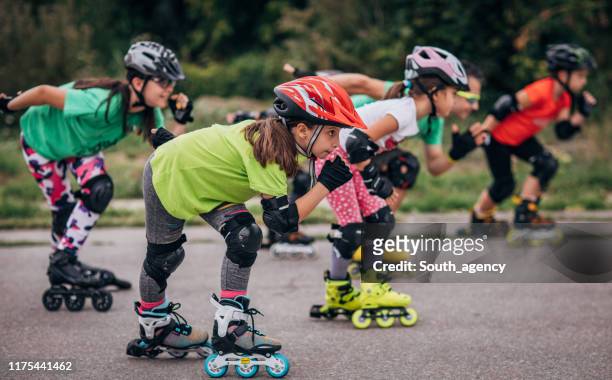 grupo de chicas jóvenes patinando - inline skating fotografías e imágenes de stock