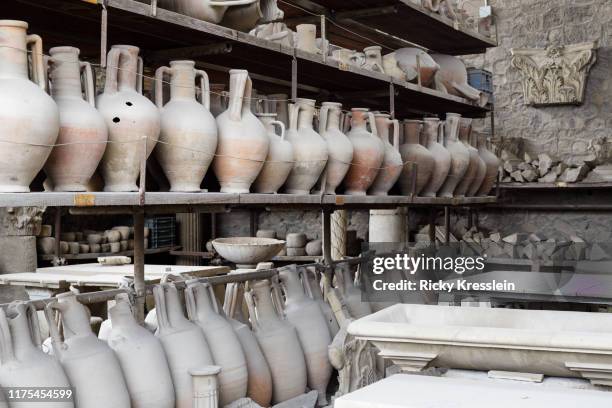 ancient roman clay amphora pottery from pompei - museum of prehistoric thera stockfoto's en -beelden