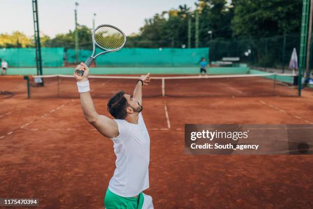 mann tennisspieler dienen - aufschlagen sport stock-fotos und bilder