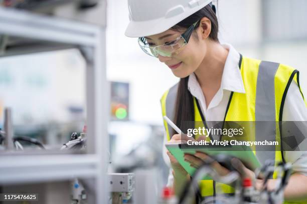 Master Control Operator Image Master Control Operator Stock-Fotos und Bilder - Getty Images