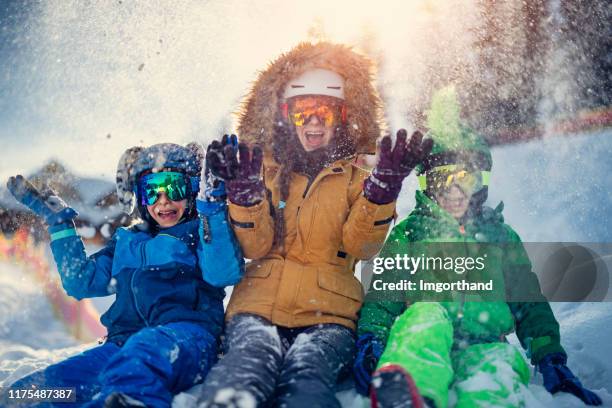 niños disfrutando de vacaciones de invierno - funny snow skiing fotografías e imágenes de stock