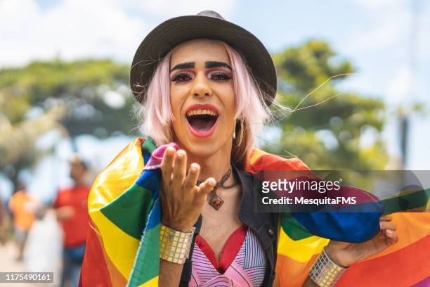 homosexuell blasen kuss - gay parade stock-fotos und bilder