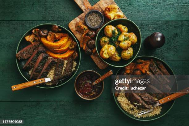 steak aux champignons sauvages, quinoa, sauce lingonberry et légumes grillés - viande rouge photos et images de collection