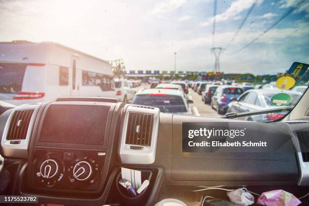 queuing cars in holiday season as seen through campervan's window - file stockfoto's en -beelden