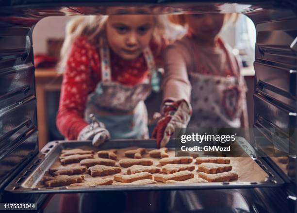 zubereitung von weihnachtsplätzchen in der heimischen küche - backen familie stock-fotos und bilder