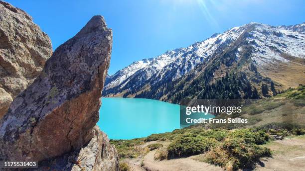 big almaty lake (bolshoye almatinskoye ozero), kazakhstan - almaty stock-fotos und bilder