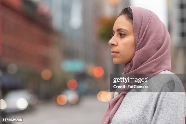 沉思的穆斯林婦女 - arab women fat 個照片及圖片檔