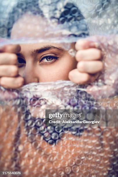 vrouwelijke splitsen van de bubble wrap cover - uitstoten stockfoto's en -beelden