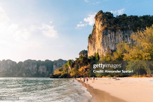 railay beach at sunset, krabi, thailand - thailändische kultur stock-fotos und bilder