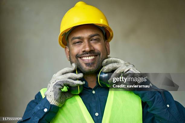 retrato de cerca de un ingeniero masculino seguro - orejeras fotografías e imágenes de stock