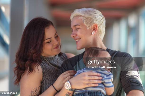 jonge lgbt-familie tijd samen doorbrengen - fat lesbian stockfoto's en -beelden