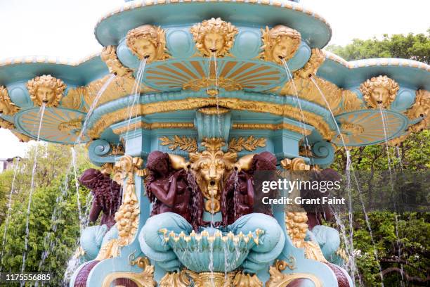 large garden water fountain. - cidade nova edimburgo imagens e fotografias de stock