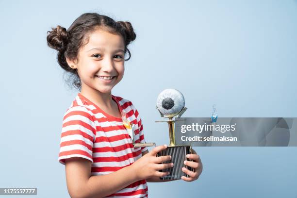 portret van 8 jaar oud school meisje presenteert haar robotica - child with robot stockfoto's en -beelden