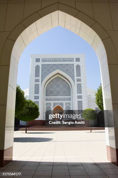 tashkent minor mosque seen through arched entrance - tashkent stock-fotos und bilder