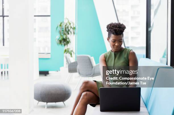 businesswoman using laptop in co-working space - cheveux courts femme photos et images de collection