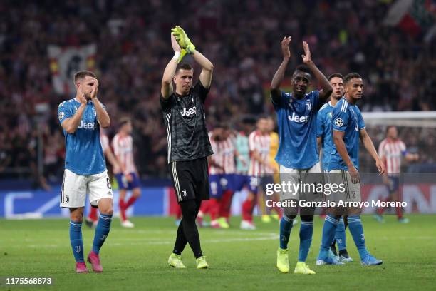 Blaise Matuidi, Wojciech Szczesny of Juventus and team mates applaud fans during the UEFA Champions League group D match between Atletico Madrid and...