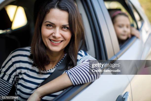 mutter und kleine tochter fahren gemeinsam im auto - safe driving stock-fotos und bilder