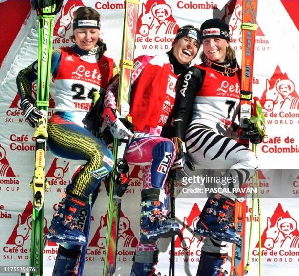 La skieuse italienne Deborah Compagnoni éclate de rire sur le podium, le 25 octobre à Tignes, après sa victoire lors de la premiére épreuve de slalom...