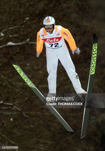 Le Français Nicolas Dessum saute, lors de la quatrième �épreuve de la coupe du monde de saut à ski de Chamonix, le 06 décembre. Nicolas Dessum se...
