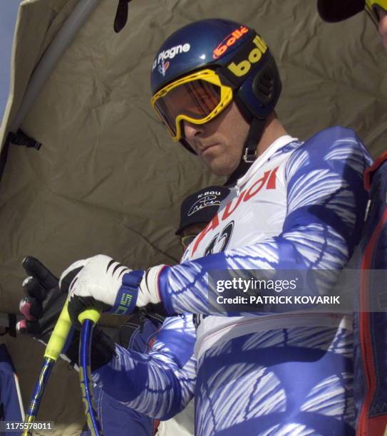 Le Francais Jean-Luc Crétier, médaillé olympique de descente, se concentre le 09 Décembre à Val D'Isere peu avant l'entraînement de la descente du 12...