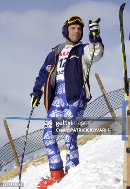 Attitude du Francais Jean-Luc Cretier, médaillé olympique de descente le 09 Decembre à Val D'Isère peu avant l'entraînement de la descente du 12...