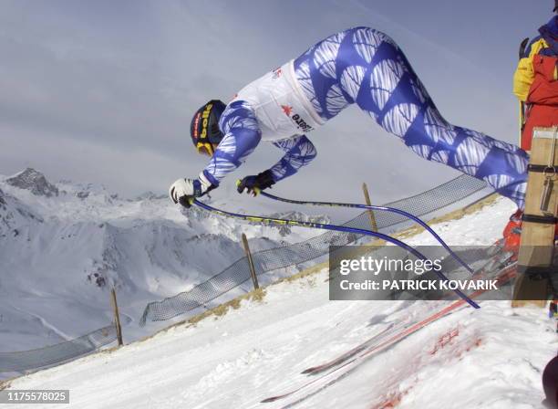 Le Francais Jean-Luc Cretier, médaillé Olympique de descente, s'élance du départ de la piste Oreiller-Killy le 09 décembre à Val D'Isère lors de...