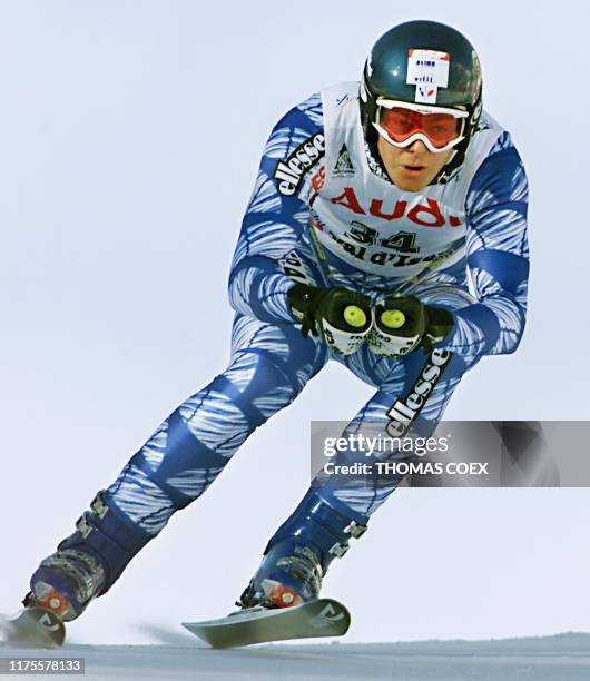 Le Français, Antoine Deneriaz, recherche la vitesse, le 12 décembre, lors de l'épreuve de ski de descente homme à Val-d'Isère, comptant pour la coupe...