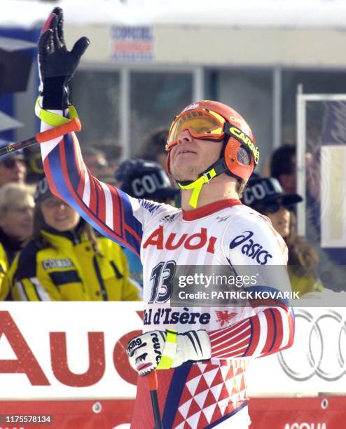 Autrichien Hermann Maier affiche sa déception, le 12 décembre dans l'aire d'arrivée de la descente de Val d'Isère, après avoir terminé 36e de...