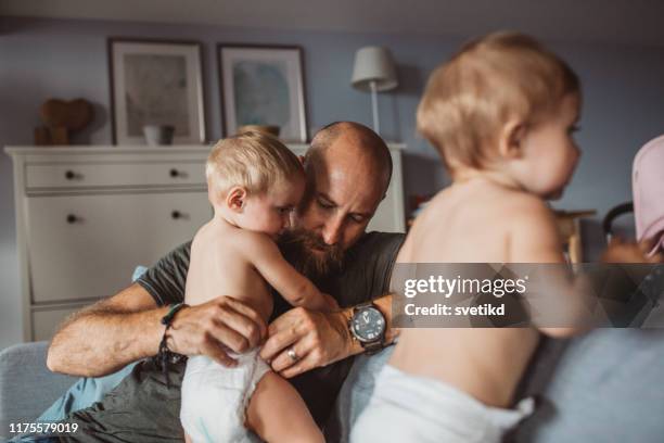 glückliche familie mit vater - windel stock-fotos und bilder